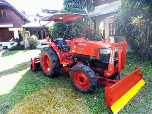 รถไถคูโบต้า L3408, 4WD,34 แรงม้า สภาพดีเยี่ยม มีดันหน้า โรตารี่ ที่ตัดหญ้า ขนาด120 ม.และผานพรวน 5x22 ของhui  ราคา 310,000 บาท