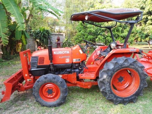 รถไถคูโบต้า L3408, 4WD,34 แรงม้า สภาพดีเยี่ยม มีดันหน้า โรตารี่ ที่ตัดหญ้า ขนาด120 ม.และผานพรวน 5x22 ของhui  ราคา 310,000 บาท