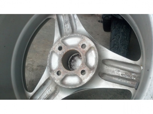 แม็กอิตาลี ขอบ 16 ขนาด 4 รู 100 แถมยาง 1 ชุด