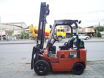 ขายรถดูรถยกทั้งหมดประมาณ 50 คันได้ที่ www.รถยกสินค้า.comยกนิสสัน 1.5 ตัน รุ่นใหม่  เครื่องเบนซิน เกียร์ออโต้ ( 2 ระบบ น้ำมัน-แก๊สนอก)  กระบอกคู่   เสาสูง 4.5 เมตร ยางตันใหม่  พวงมาลัยเพาเว่อร์  สีเดิมจากนอก นำเข้าจากญี่ปุ่น ใช้งานได้ทันที