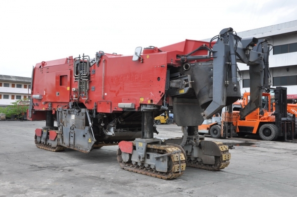 รถขูดไสถนน WIRTGEN W2200