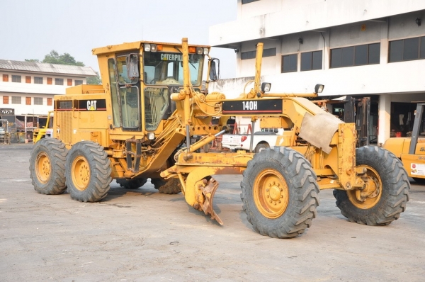 รถเกลี่ยดิน (MOTOR GRADER) CATERPILLAR 140 H