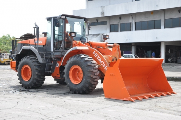 รถตักล้อยาง (LOADER) HITACHI ZW220