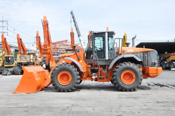 รถตักล้อยาง (LOADER) HITACHI ZW220