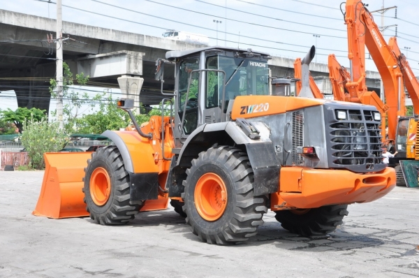 รถตักล้อยาง (LOADER) HITACHI ZW220
