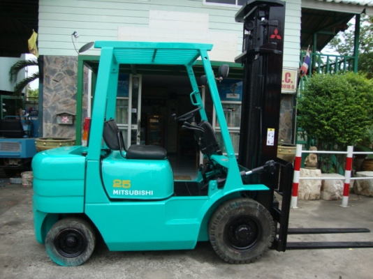 ขายรถโฟล์คลิฟท์  MITSUBISHI  FD25  (สภาพดี พร้อมใช้งาน รับประกัน) เครื่องยนต์ดีเซล  เกียร์ออโตเมติค  เสาสูง  4  เมตร  งา 1,070  มม.  ยางตัน  4  ล้อ  สนใจมาดูรถได้