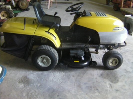 รถตัดหญ้า สภาพเก่าเก็บไม่ได้ใช้งานเพื่อนฝากขายตัดเเล้วเก็บเรียบร้อยกุญแจสตาร์ดมีเกียร์หลายระดับมีVDOการใช้งานราคา55,000บาทhttp://www.youtube.com/watch?v=D3FwArQacDE