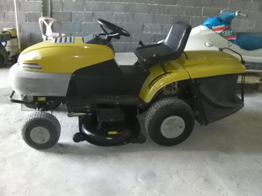 รถตัดหญ้า สภาพเก่าเก็บไม่ได้ใช้งานเพื่อนฝากขายตัดเเล้วเก็บเรียบร้อยกุญแจสตาร์ดมีเกียร์หลายระดับมีVDOการใช้งานราคา55,000บาทhttp://www.youtube.com/watch?v=D3FwArQacDE