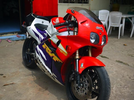 ขาย RVF Nc35 รถแท้ๆทะเบียนแท้ๆ ท่อ Akrapovic ปลอกแฮนด์ Givi  น้ำมันเครื่องอย่างดีเพิ่งถ่าย คาร์บูร์เพิ่งล่าง กล่องแต่ง โมนมหนู โมคาร์บูร์แล้ว  รถคันนี้เดิมทีเป็นรถผมเองขี่เองสภาพไม่ต้องพูดถึงตอนนี้ลูกค้ามาเทินร์สั่งตัวพันเลยฝากขาย ถ้ารถวิ่งไม่ถึง200คืนเงิ