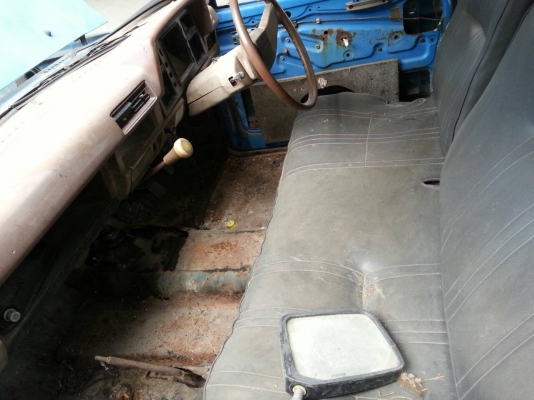 nissan 720 มีเครนยูนิค พร้อมตัวรถยก...............67,000บาท