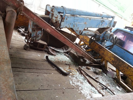 nissan 720 มีเครนยูนิค พร้อมตัวรถยก...............67,000บาท