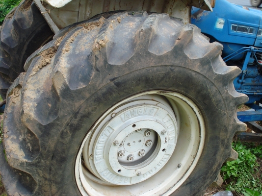 ฟอร์ด6600 พร้อมใบมีดและผานพรวน ฟอร์ด6600 พร้อมใบมีดและผานพรวน