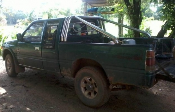 ISUZU TFR มังกรทอง RODEO 2.5 MT 4WD ปี 36 รถบ้านเดิมๆไม่เคยมีอุบัติเหตุหนักเลยพร้อมใช้งาน เครื่องแห้งแรงดี ภายในเก๋งคอนโซลสวยครบ แอร์เย็น พวงมาลัยเพาเวอร์ กระบะมีโรลบาร์เหล็กสภาพดีไม่มีผุกร่อนพร้อมใช้งาน ช่วงล่างคัชซีสวย ยางสภาพดี 60\% พร้อมใช้งาน เอกสารทะ