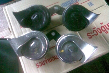 แตรคู่บอสครับเสียงเพราะครับ เป็นของบอสแท้ครับ  เมคอิน สเปนครับ  เสียงดัง นิ่มครับสไตร์รถยุโรป  ครับราคานี้สุดคุ้มครับ  เบิกใหม่ 2 พันขึ้นครับ