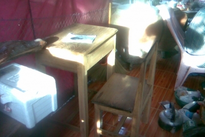 ชุดโต๊ะนักเรียนเก่าไม้สักแผ่นเดียวเป็นไม้สักแผ่นเดียวครับเป็นโต๊ะโบราณสมัยก่อนครับ  เนื้อหมายดีมากครับแน่นปึกครับใช้ยาวครับรุ่นนี้คุ้มครับน่าสะสมครับ