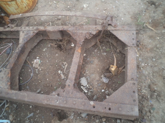 คัสซีรถเก่าเอาไปทำอีแต๋นได้ กว้าง90 cm ยาว 2 เมตรไม่ทราบรุ่น