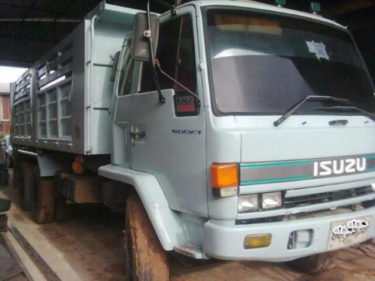 ISUZU ROCKY FVZ 175 HP 6BG1 สิบล้อดั๊มพ์ 2 เพลา กระบะดั๊มพ์เหล็ก 12 ตันสวยจัด เครื่องแห้งแรงดี ภายในเก๋งคอนโซลสวยครบ แอร์เย็น พวงมาลัยเพาเวอร์ ระบบเบรคทริ๊ปฟี้ ช่วงล่างคัชซีสวยเดิมๆ ยางสภาพดี 10 เส้นประมาณ 80\% พร้อมบรรทุกพร้อมใช้งาน เอกสารทะเบียนภาษีเต็มค