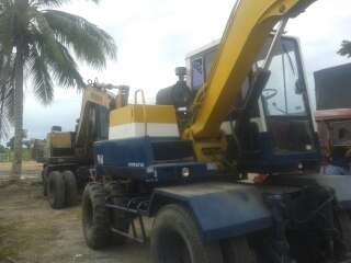 แบคโฮล้อยาง KOMATSU PW 60-3 ติดหัวคีบอ้อย มี2คัน