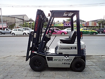 ขายรถยกโคมัสสึ 1 ตัน รุ่น15 เครื่องเบนซิน กระบอกคู่  เสาสูง 3 เมตร  พวงมาลัยเพาเว่อร์  สีเดิมจากนอก นำเข้าจากญี่ปุ่น ใช้งานได้ทันที