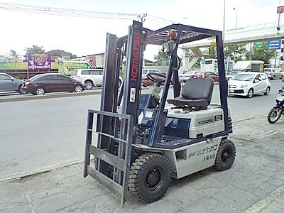 ขายรถยกโคมัสสึ 1 ตัน รุ่น15 เครื่องเบนซิน กระบอกคู่  เสาสูง 3 เมตร  พวงมาลัยเพาเว่อร์  สีเดิมจากนอก นำเข้าจากญี่ปุ่น ใช้งานได้ทันที