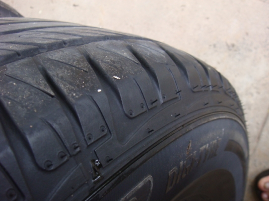 ขายยาง Dunlop Grandtrex 245 70 16  ปี 12