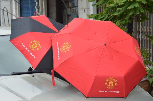 ร่มแมนยู ลิขสิทธิ์แท้ ของใหม่ มือ 1  ถูก เหมาะหน้าฝน