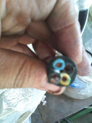 กิโลกรัมละ 195 บาท สายไฟใหม่นำเข้าจากเยรมัน หลากหลายเป็นแบบสายทองแดงอ่อน มีตั้งแต่เล็กไปจนถึงใหญ่ๆ