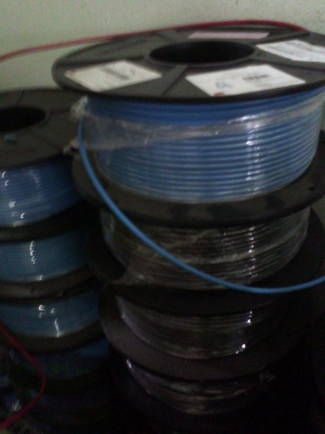 กิโลกรัมละ 195 บาท สายไฟใหม่นำเข้าจากเยรมัน หลากหลายเป็นแบบสายทองแดงอ่อน มีตั้งแต่เล็กไปจนถึงใหญ่ๆ