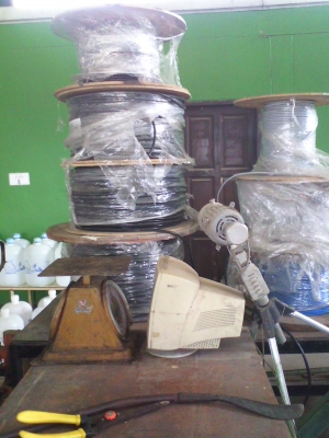 กิโลกรัมละ 195 บาท สายไฟใหม่นำเข้าจากเยรมัน หลากหลายเป็นแบบสายทองแดงอ่อน มีตั้งแต่เล็กไปจนถึงใหญ่ๆ