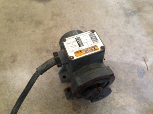 ขายมอเตอร์สั่น TPG ขนาดเล็ก 1/8 HP. 2800 RPM. 220/380 V สภาพสวยพร้อมใช้งาน ไม่มีฝาครอบข้างนึง