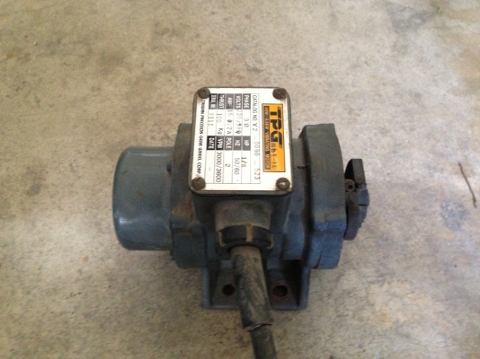 ขายมอเตอร์สั่น TPG ขนาดเล็ก 1/8 HP. 2800 RPM. 220/380 V สภาพสวยพร้อมใช้งาน ไม่มีฝาครอบข้างนึง