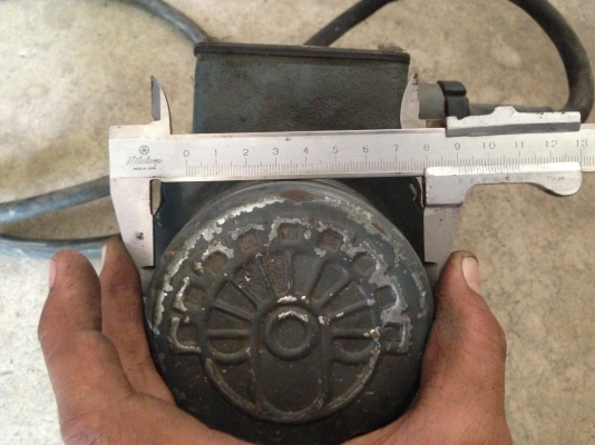 ขายมอเตอร์สั่น TPG ขนาดเล็ก 1/8 HP. 2800 RPM. 220/380 V สภาพสวยพร้อมใช้งาน ไม่มีฝาครอบข้างนึง