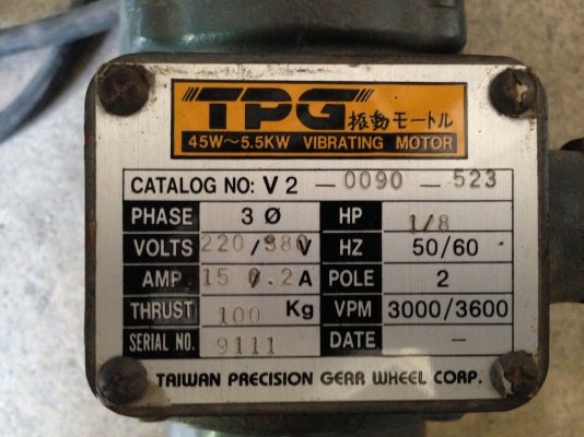 ขายมอเตอร์สั่น TPG ขนาดเล็ก 1/8 HP. 2800 RPM. 220/380 V สภาพสวยพร้อมใช้งาน ไม่มีฝาครอบข้างนึง