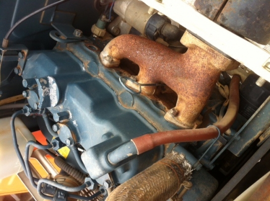 รถแทรกเตอร์พร้อมจอบหมุนไว้เข้าร่องอ้อย