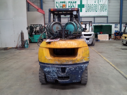 Forklift TOYOTA ขนาด 4.5 ตัน รุ่น 7 ถูก ๆเลยครับ  Model 02-7FG45