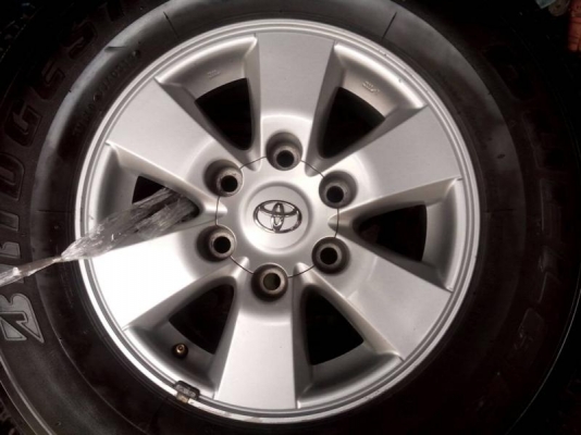 ขายแม๊กวีโก้ พร้อมยางครับ 255 70 15