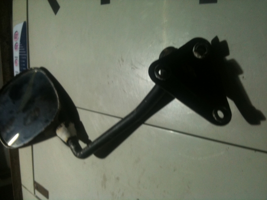 กระจกเดิม ๆ มองข้างด้านซ้ายของรถตู้ Hiace Rh20