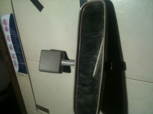 กระจกเดิม ๆ มองข้างด้านซ้ายของรถตู้ Hiace Rh20