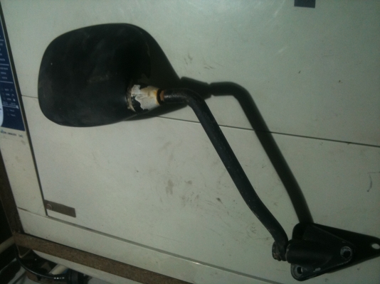 กระจกเดิม ๆ มองข้างด้านซ้ายของรถตู้ Hiace Rh20