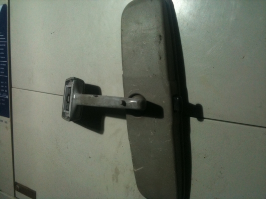 กระจกเดิม ๆ มองข้างด้านซ้ายของรถตู้ Hiace Rh20