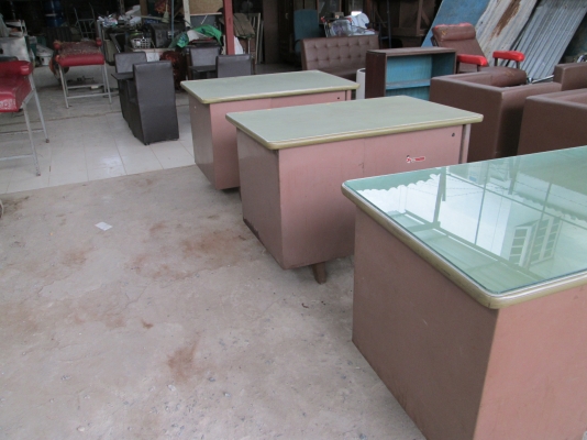 โต๊ะเหล็กขนาดกลาง  ขายตามสภาพ  ไม่ผุ  มีสนิมนิดเดียว