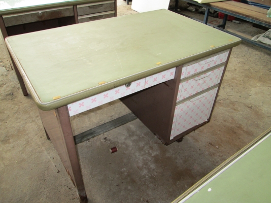 โต๊ะเหล็กขนาดกลาง  ขายตามสภาพ  ไม่ผุ  มีสนิมนิดเดียว