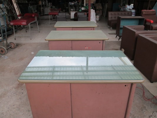 โต๊ะเหล็กขนาดกลาง  ขายตามสภาพ  ไม่ผุ  มีสนิมนิดเดียว