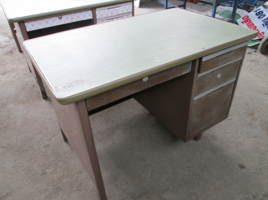 โต๊ะเหล็กขนาดกลาง  ขายตามสภาพ  ไม่ผุ  มีสนิมนิดเดียว