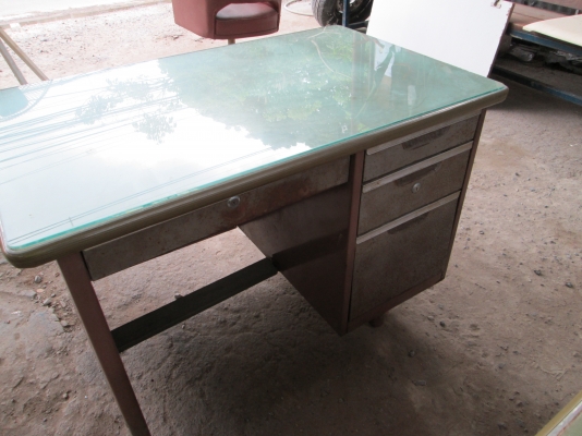 โต๊ะเหล็กขนาดกลาง  ขายตามสภาพ  ไม่ผุ  มีสนิมนิดเดียว