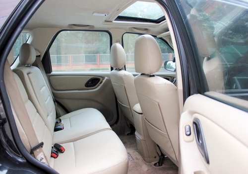 Ford Escape 2.3XLT AT 2004 มีSunroof สีดำ Ford Escape 2.3XLT AT 2004 มีSunroof สีดำ