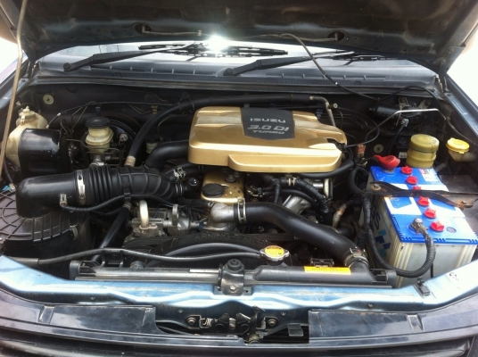 ISUZU D-MAX SPARK EX 3.0 Di MT ปี 46 รถบ้านสภาพดีเดิมพร้อมใช้งาน เครื่องแห้งแรงดีไม่เยิ้ม ภายในเก๋งคอนโซลสวยครบ CD MP3 แอร์เย็น พ.เพาเวอร์ ก.ธรรมดา กระบะปูพื้นยางลายเนอร์สภาพสวย ช่วงล่างแน่นหนึบ ยางสภาพดี 4 เส้นประมาณ 70\% พร้อมใช้งาน เอกสารทะเบียนภาษีครบพ