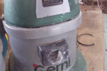 เครื่องดูดฝุ่นสภาพใช้งานปกติครับเหมามาครับสวยๆมีหลายตัวครับราคานี้หายากครับตัวใหญ่ครับ