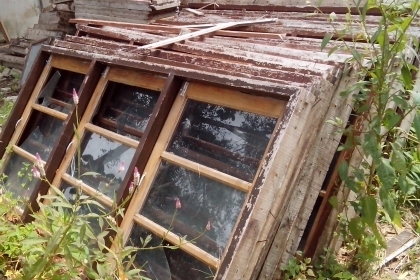 บานหน้าต่างพร้อมวงกบไม้สักสภาพดีครับเป็นไม้สักครับ  ความยาวประมาณเกือบ 1.80  เมตร  กว้างประมาณ 90 ซ.ม. ราคานี้คุ้มครับ  มีประมาณ 150 ชุดครับ สวยๆครับแค่ขัดออกก็แจ่มแล้วครับเป็นไม้เก่าครับ