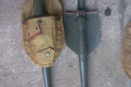 พลั่วสนามสภาพสวยๆครับเป็นพลั่วสนามของทหารครับพับได้พร้อมมีกระเป๋าใส่สภาพสวยๆครับ พลั่วสนามสภาพสวยๆครับเป็นพลั่วสนามของทหารครับพับได้พร้อมมีกระเป๋าใส่สภาพสวยๆครับ